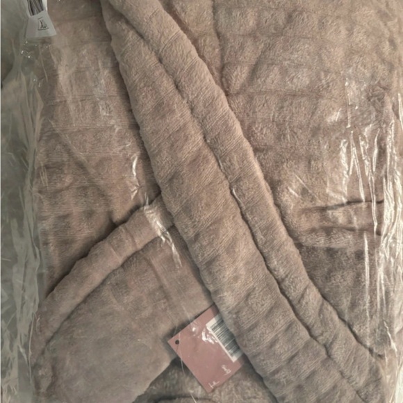 Luxurious Ulta Robe - Picture 2 of 6
